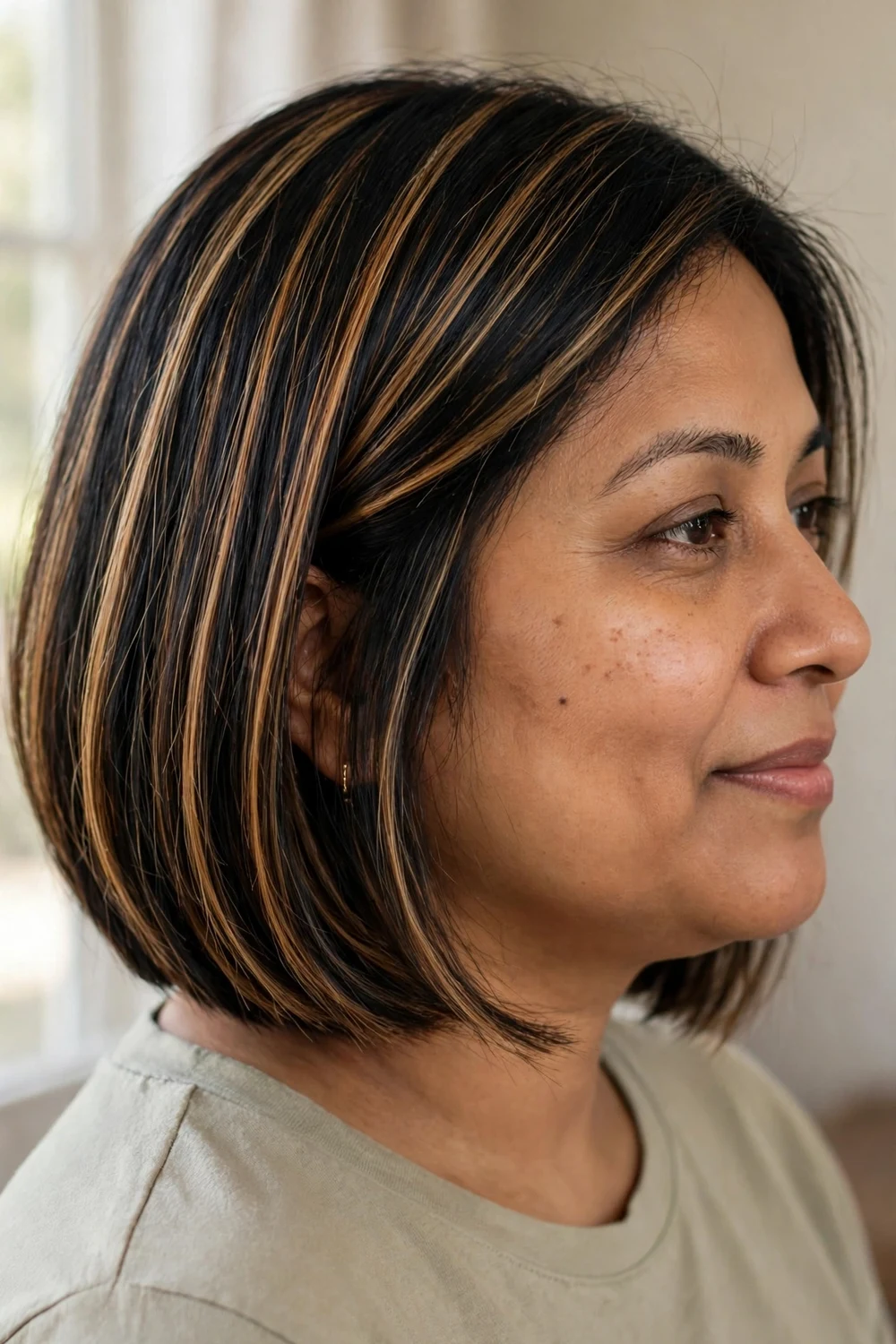 Bob with dimensional caramel highlights for thin hair and round face